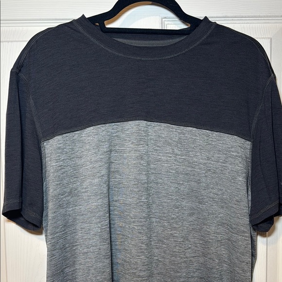 G.H. Bass & Co. Men’s Two Tone Grey Short Sleeve Shirt Size Medium - Picture 2 of 5